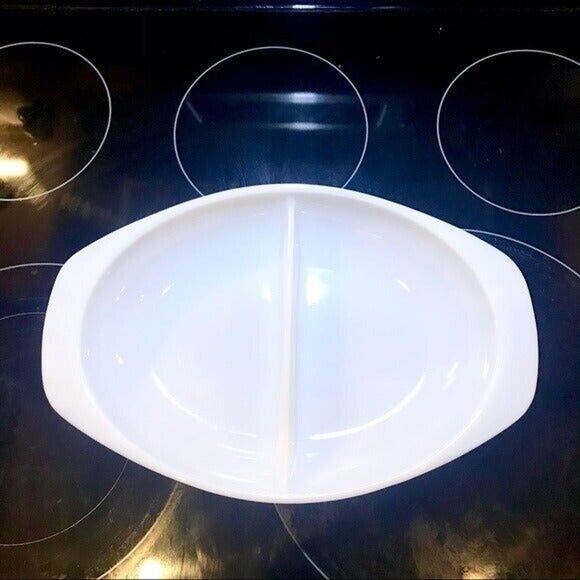 Pyrex Vintage 1.5 Quart Serving Platter in White Milk Glass Number 1063 - Picture 2 of 8